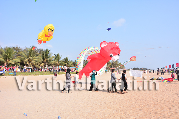 ಅಂತಾರಾಷ್ಟ್ರೀಯ ಗಾಳಿಪಟ ಉತ್ಸವದಂಗವಾಗಿ ರವಿವಾರ ಸಂಜೆ ಕಂಡು ಬಂದ ನೋಟ.